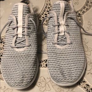 Used shoes by S dual lite size 9